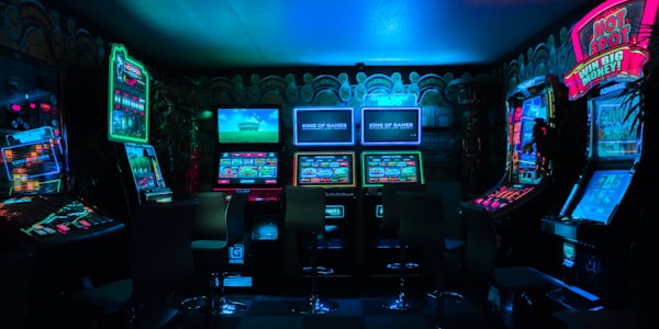 英雄联盟世界冠军战队DRX成员捧杯瞬间，激动庆祝胜利